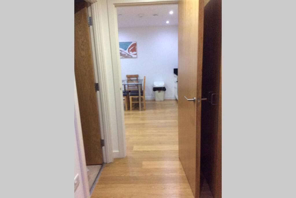 Max'Em Lexington Luxury Apartment 斯劳 外观 照片