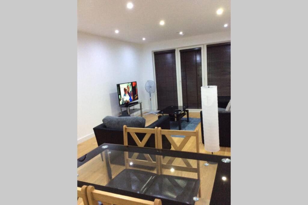 Max'Em Lexington Luxury Apartment 斯劳 外观 照片