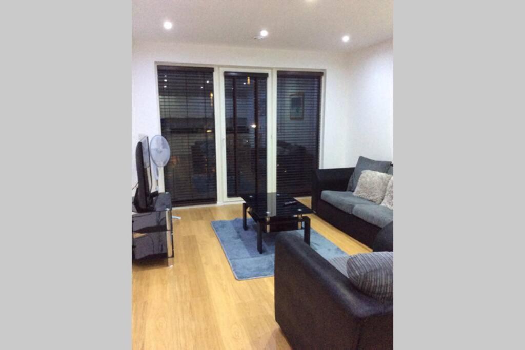 Max'Em Lexington Luxury Apartment 斯劳 外观 照片