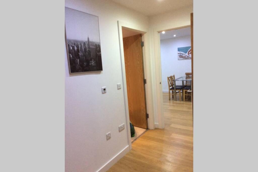 Max'Em Lexington Luxury Apartment 斯劳 外观 照片