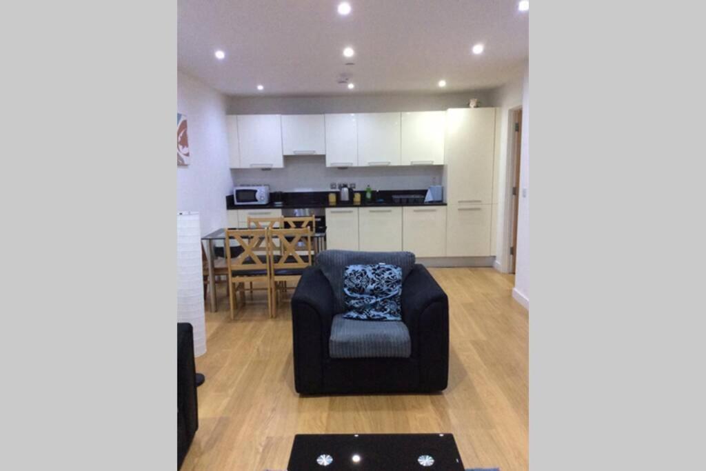 Max'Em Lexington Luxury Apartment 斯劳 外观 照片