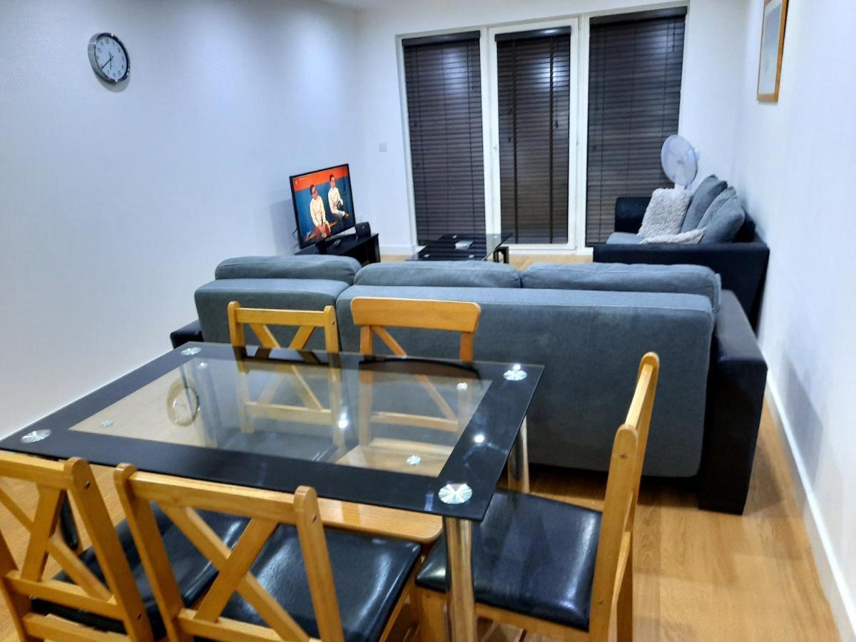 Max'Em Lexington Luxury Apartment 斯劳 外观 照片