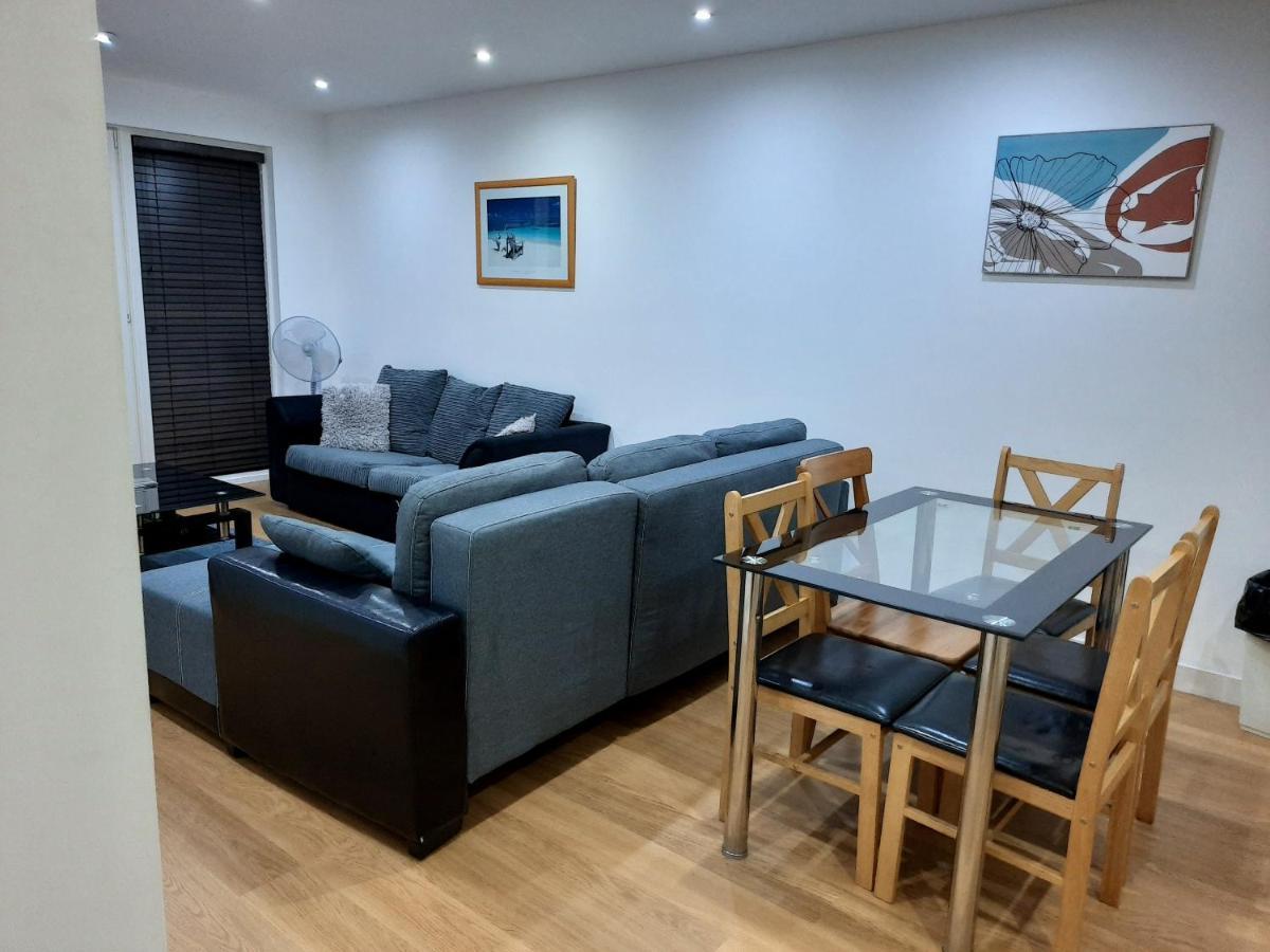 Max'Em Lexington Luxury Apartment 斯劳 外观 照片