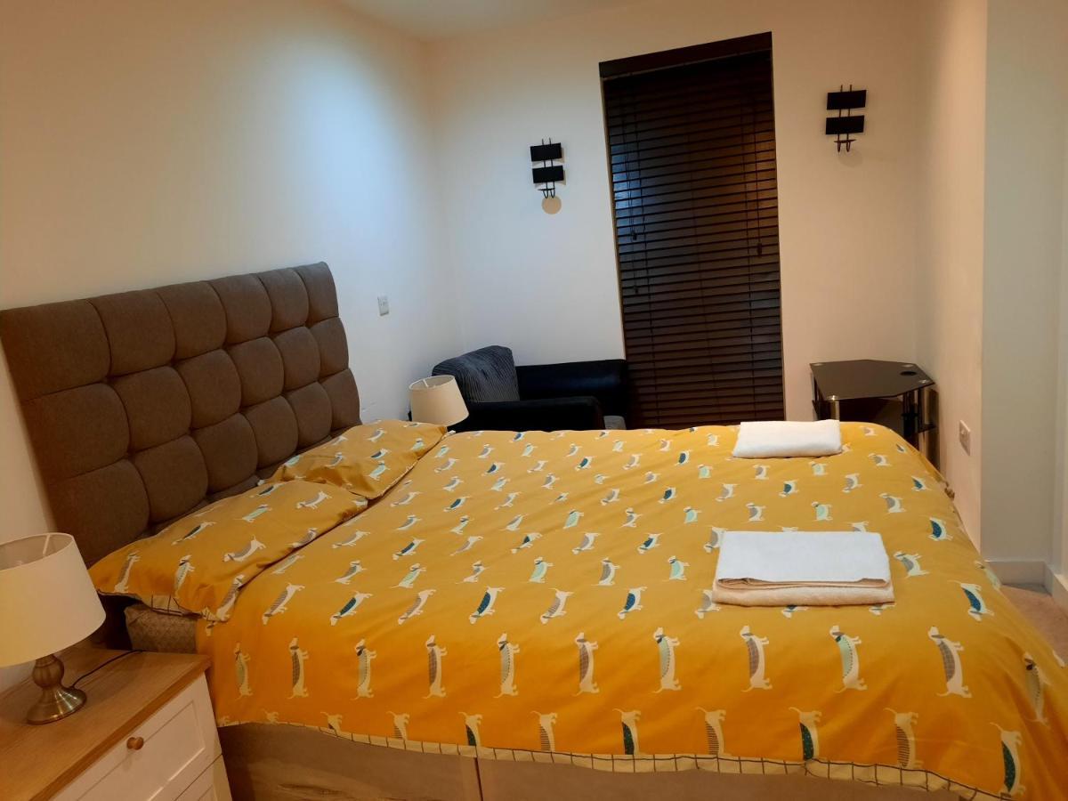 Max'Em Lexington Luxury Apartment 斯劳 外观 照片