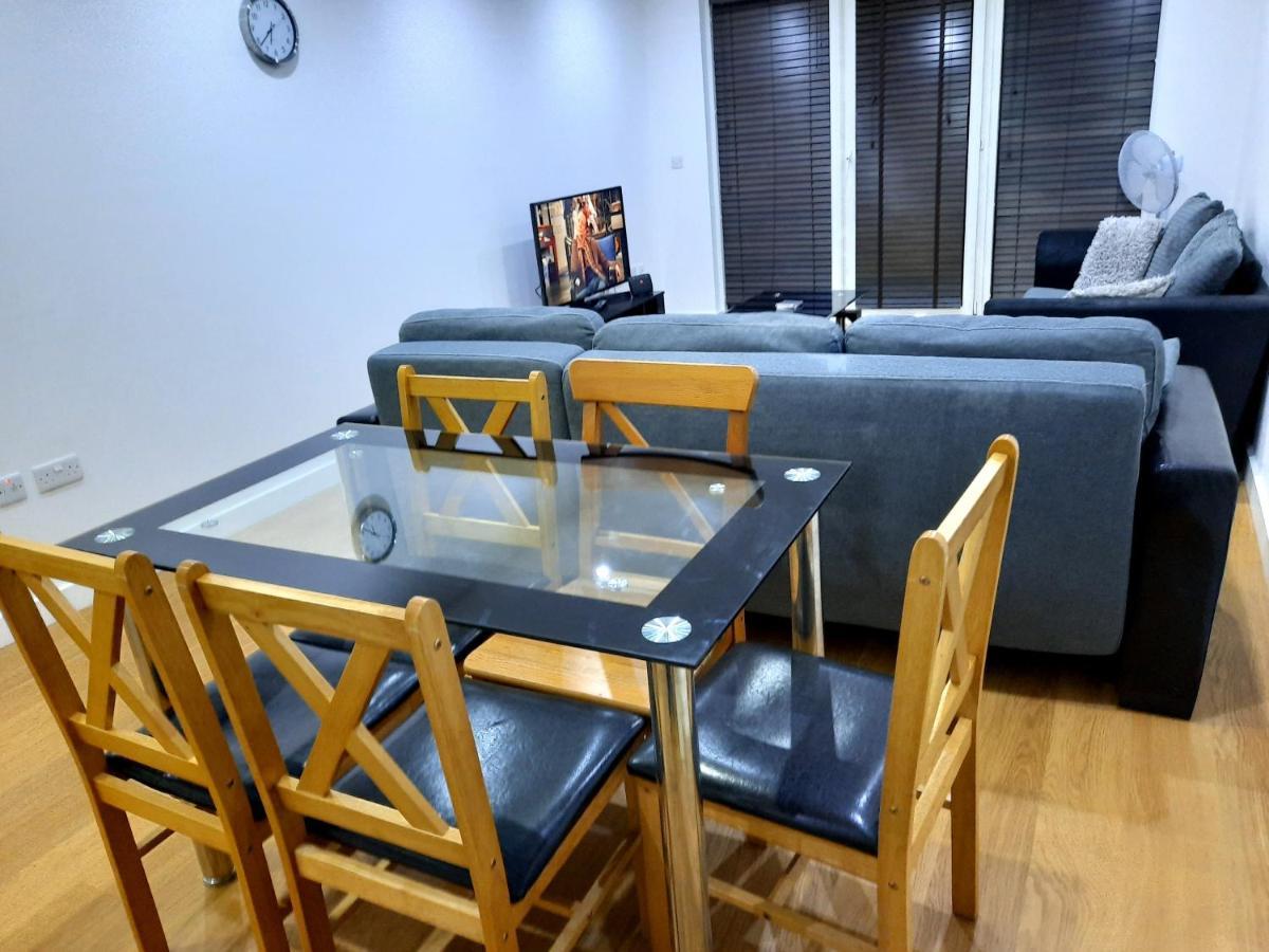 Max'Em Lexington Luxury Apartment 斯劳 外观 照片